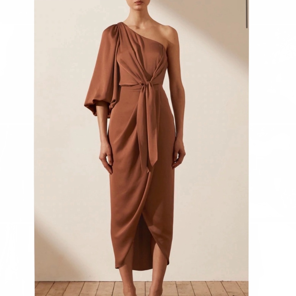 LUXE TIE FRONT ONE SHOULDER DRESS - MOCHA